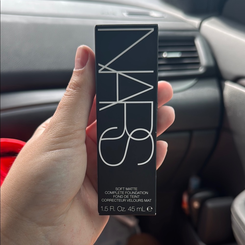 NARS Soft Matte Foundation - Picture 2 of 9
